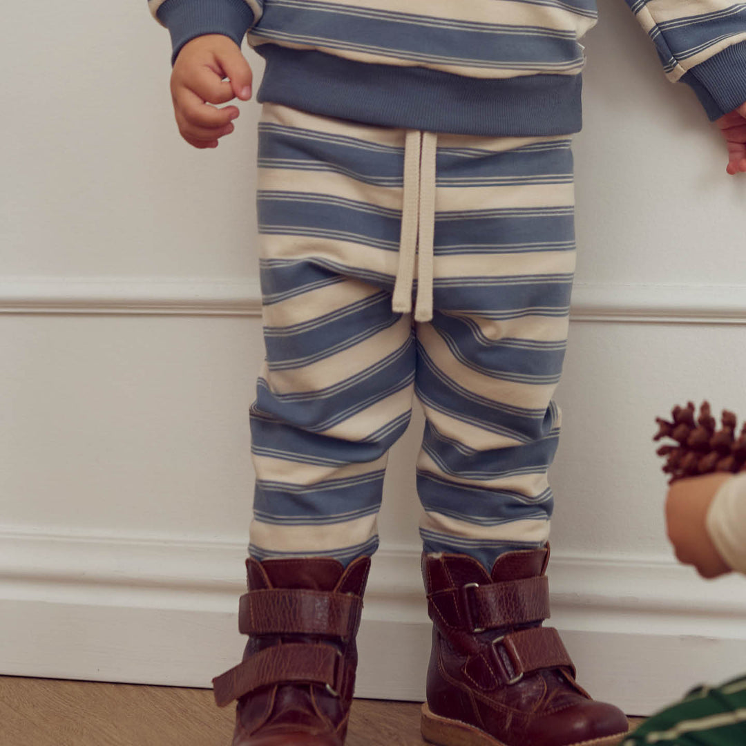 Set aus Babysweatshirt und Babyhose