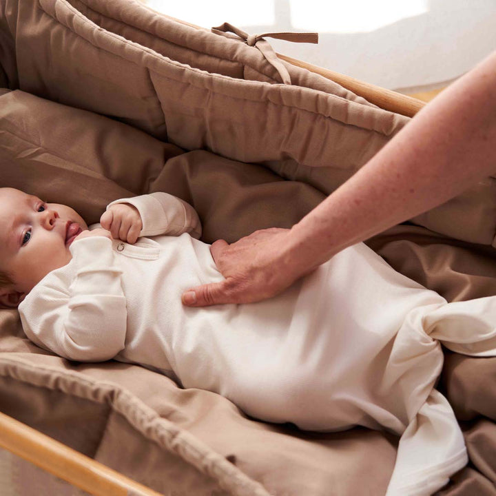 Babyschlafanzug mit Knotenverschluss