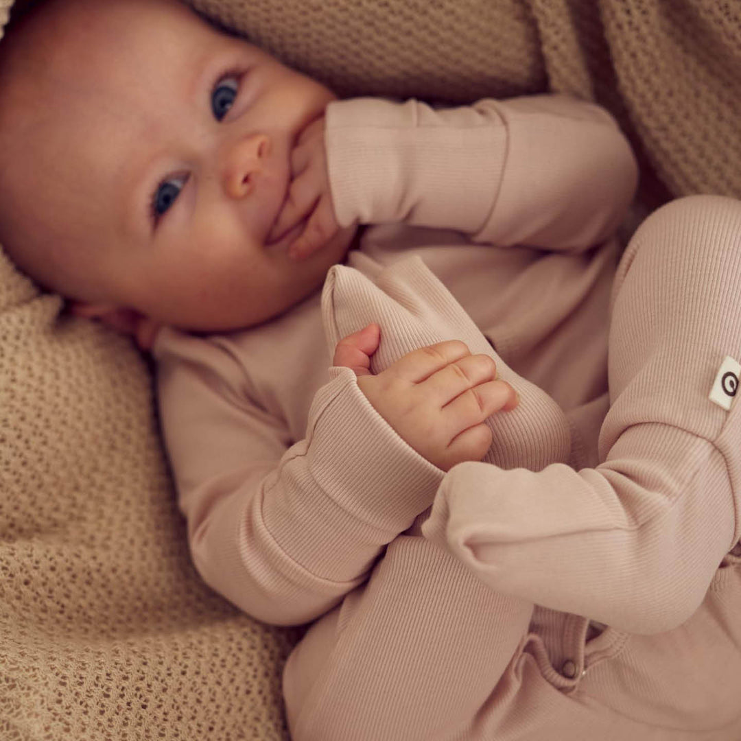 Strampler mit Füßen