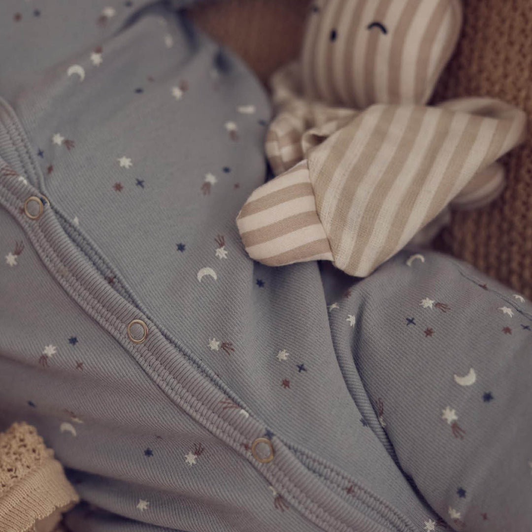 Strampler mit Füßen