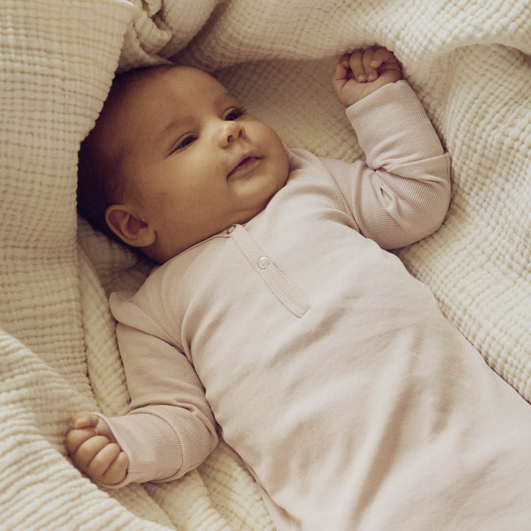 Babyschlafanzug mit Knotenverschluss