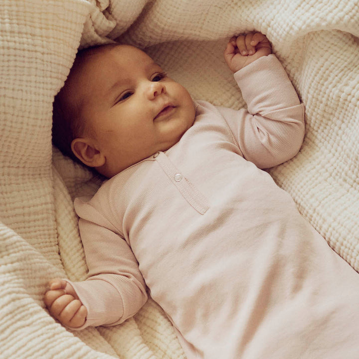 Babyschlafanzug mit Knotenverschluss