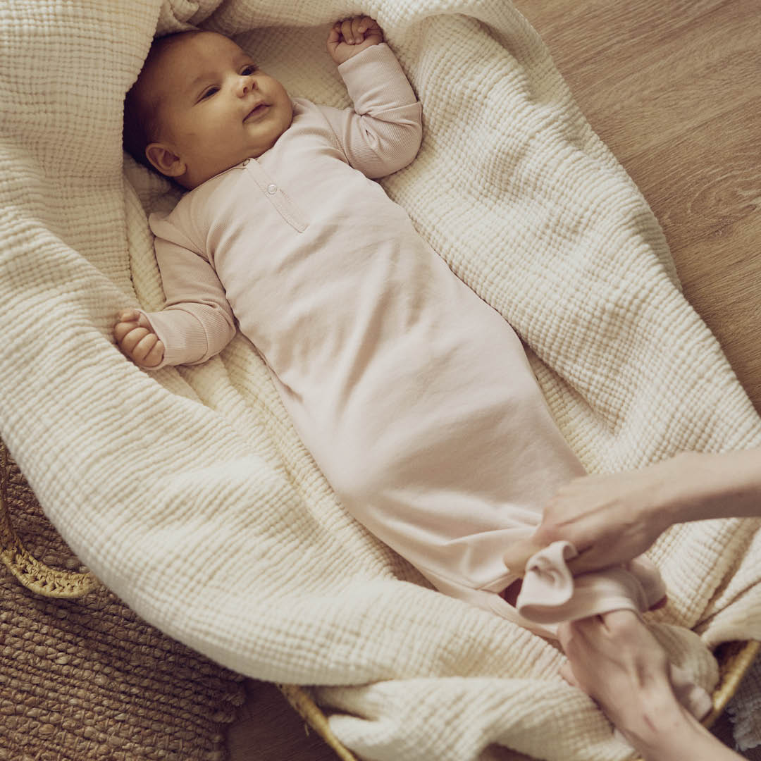 Babyschlafanzug mit Knotenverschluss