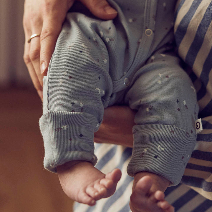 Strampler mit Füßen