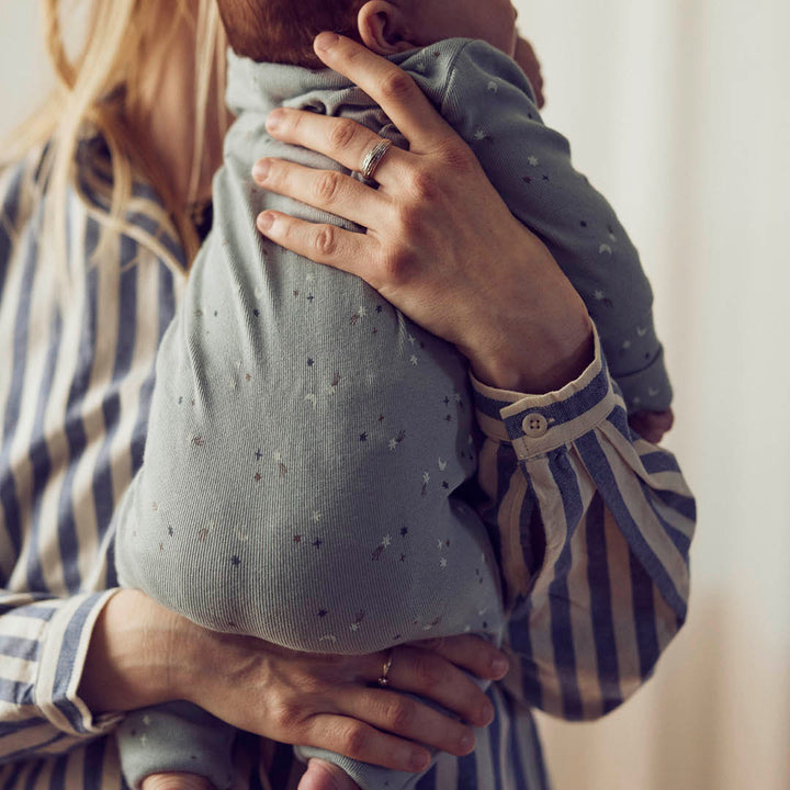 Strampler mit Füßen