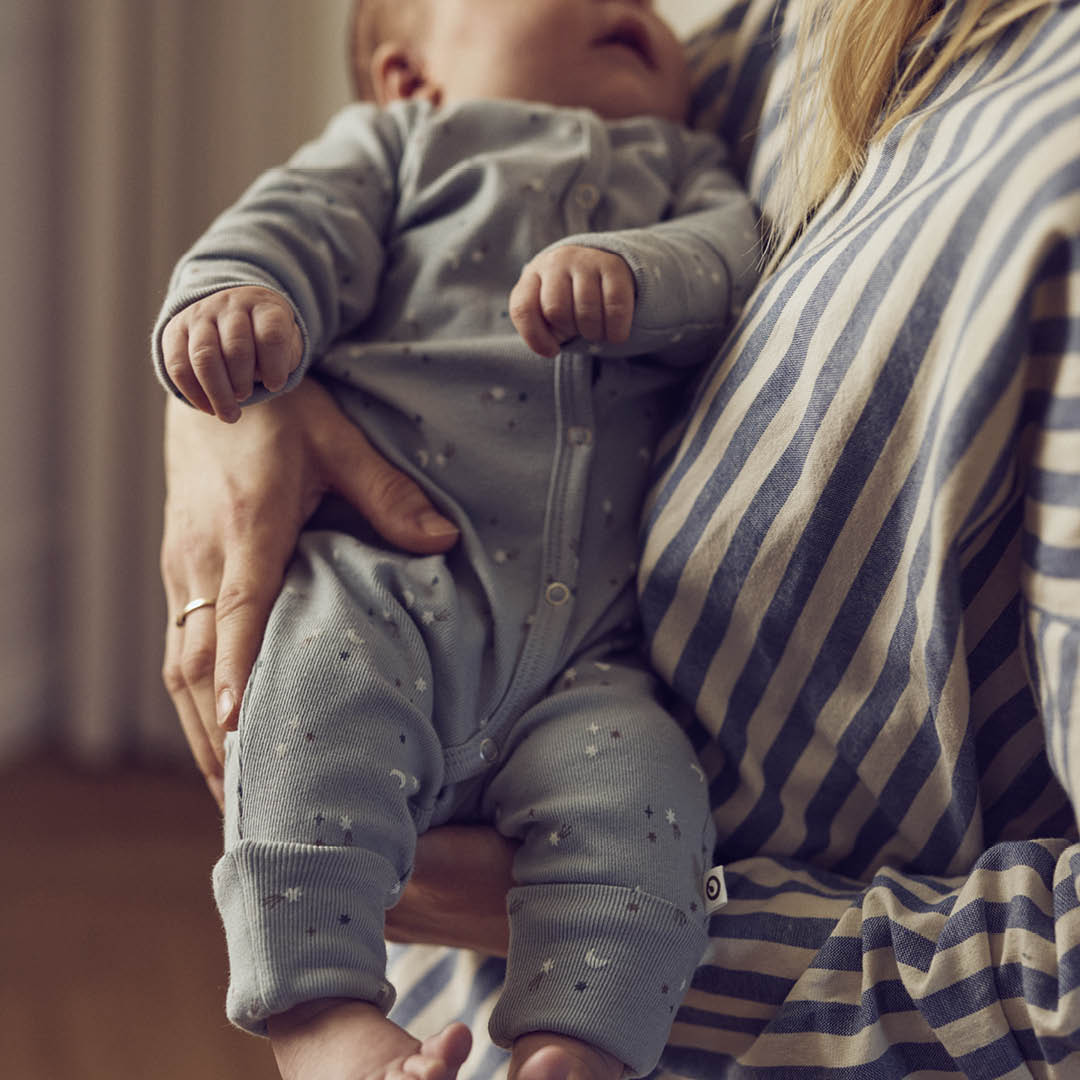 Strampler mit Füßen