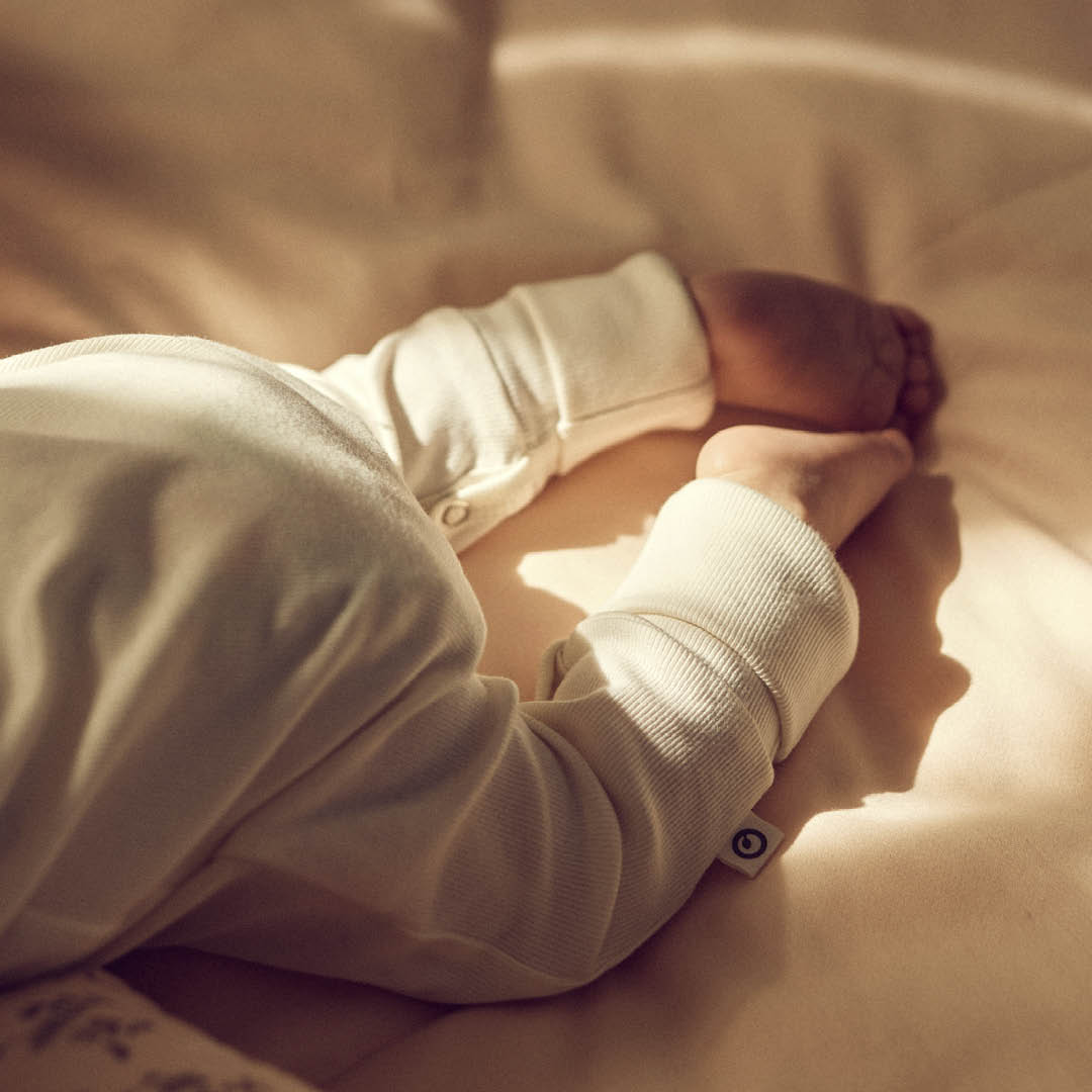 Strampler mit Füßen