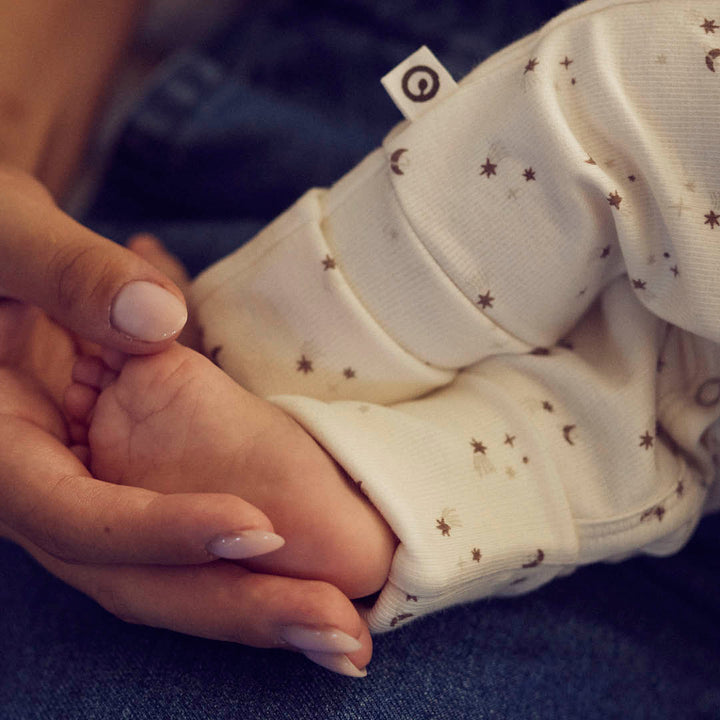 Strampler mit Füßen