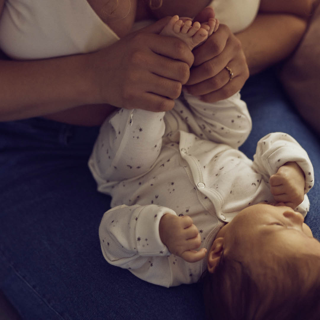 Strampler mit Füßen