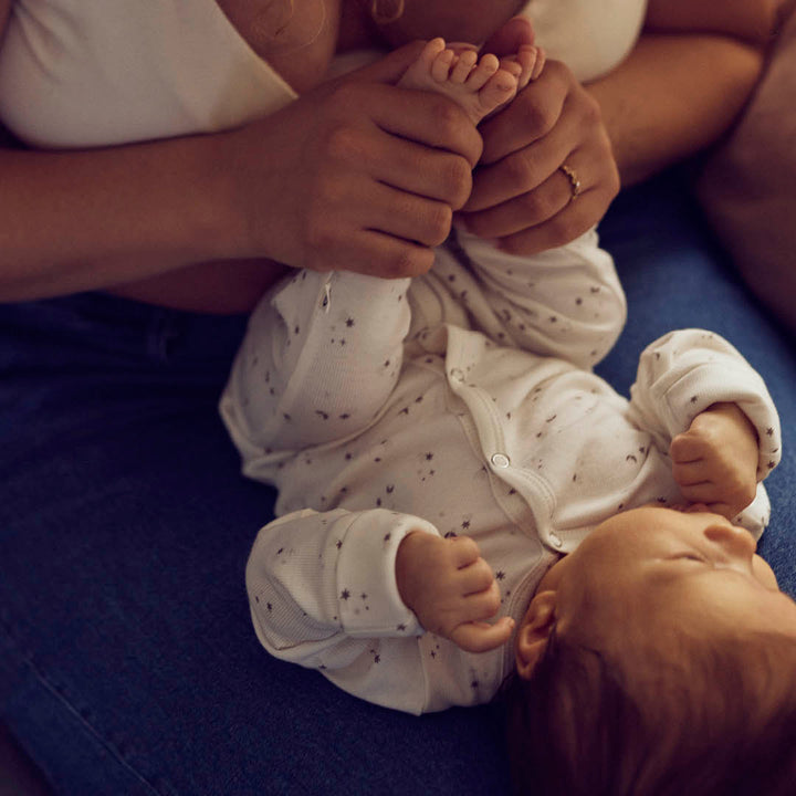 Strampler mit Füßen