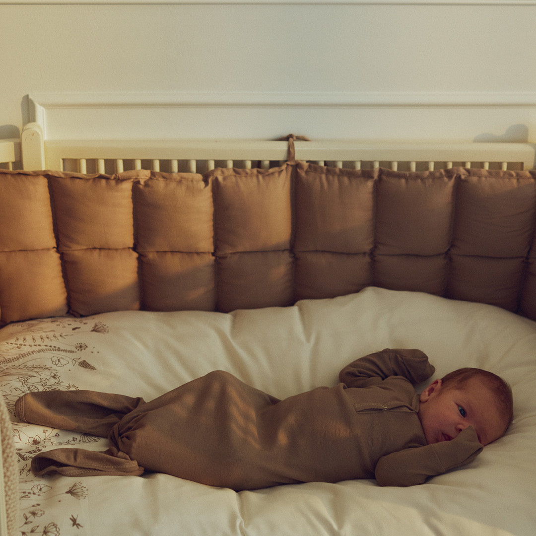 Babyschlafanzug mit Knotenverschluss