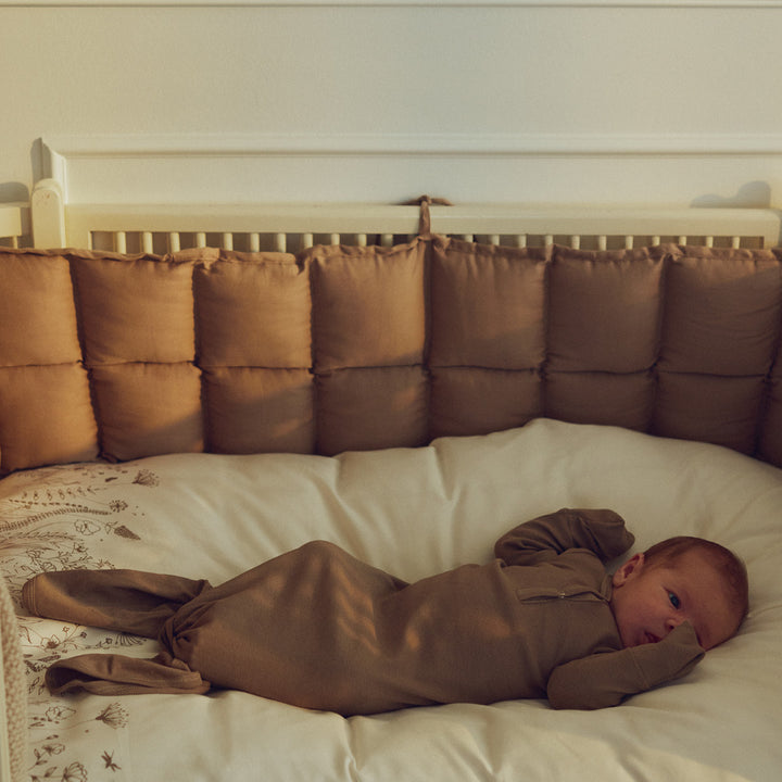 Babyschlafanzug mit Knotenverschluss