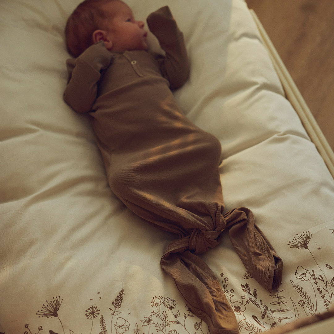 Babyschlafanzug mit Knotenverschluss