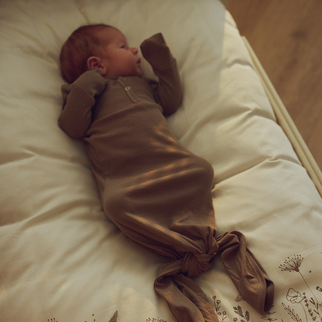 Babyschlafanzug mit Knotenverschluss